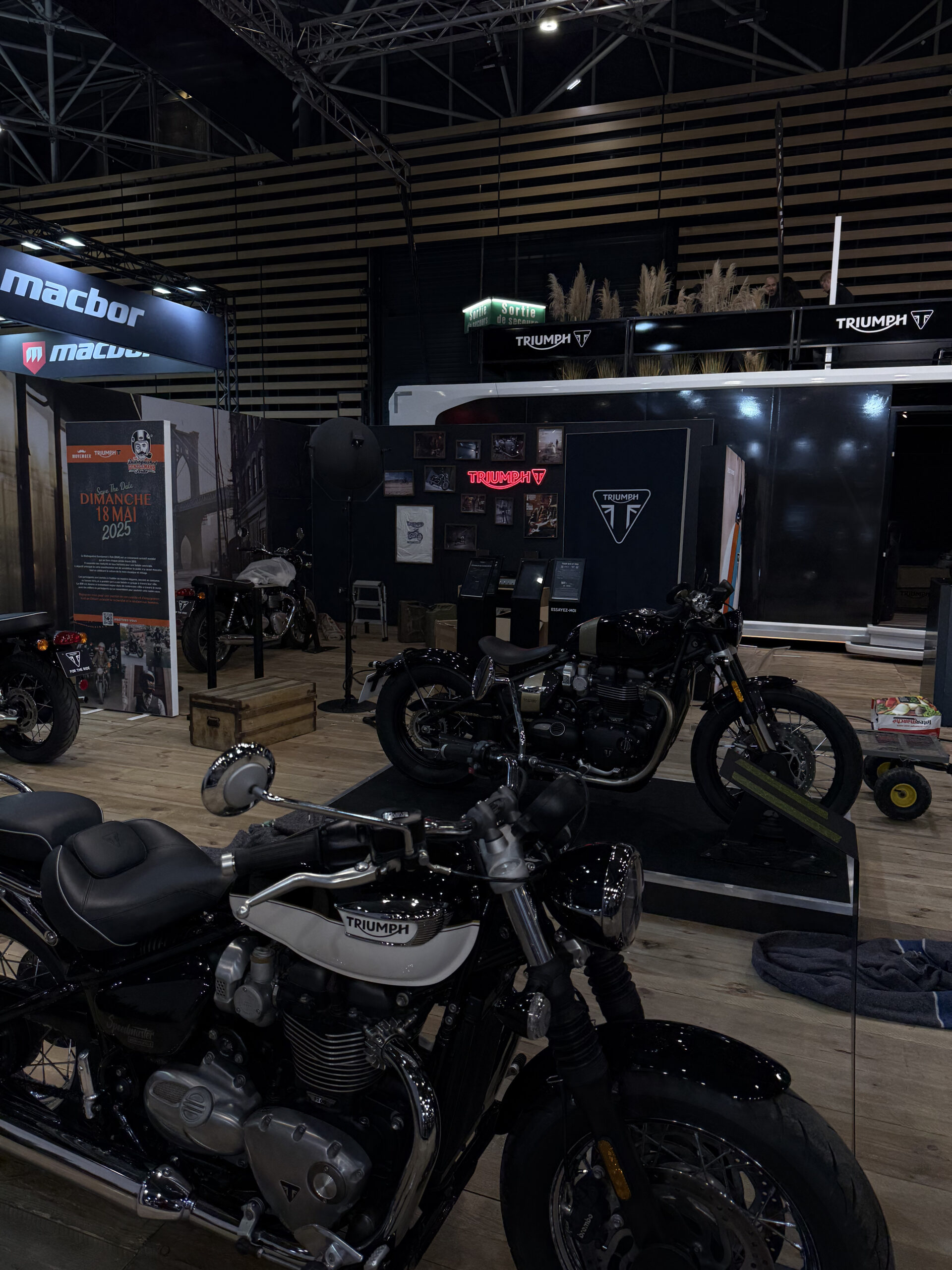 Salon du 2 Roues — stand Pirelli